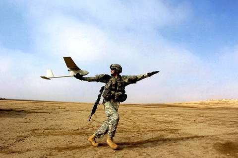 Миниатюрный и почти бесшумный беспилотник — разведчик RQ-11 Raven весом два килограмма входит в состав боевой экипировки американских солдат. Запустить его можно даже с руки и затем управлять полетом с помощью карманного контроллера. Установленные на дроне две видеокамеры транслируют изображение окружающей местности Фото: d-mz.de